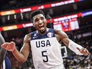 Amerití basketbalisté se hecují, nabudit se je snaí Donovan Mitchell.