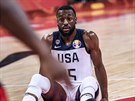 Americký basketbalista Kemba Walker sedí na palubovce bhem duelu s Francií.