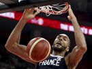 Francouzský pivotman Rudy Gobert smeuje do amerického koe.