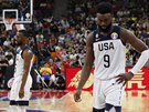 Amerití basketbalisté Jaylen Brown (9) a Kemba Walker po prohe s Francií.