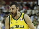 Australský pivot Andrew Bogut proívá zápas s eskem.