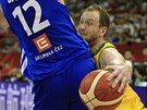 Australský kídelník Joe Ingles pihrává kolem eského pivota Ondeje Balvína.