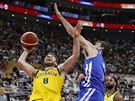 Australský rozehráva Matthew Dellavedova (vlevo) zakonuje kolem Pavla Pumprly...