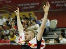 Australtí basketbalisté Jock Landale (vlevo) a Nathan Sobey slaví trojku svého...