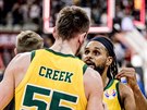 Australský rozehráva Patty Mills (s elenkou) usmruje spoluhráe Mitche...