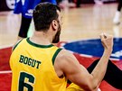 Australský pivot Andrew Bogut se raduje bhem duelu s eskem.