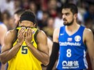 Australský rozehráva Patty Mills si stírá pot, v pozadí eský tahoun Tomá...