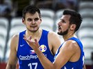 Čeští basketbalisté Jaromír Bohačík (vlevo) a Jakub Šiřina
