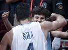 Argentinský kapitán Luís Scola slaví postup do finále MS s rodinou.