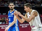 eský basketbalista Tomá Satoranský (vlevo) sleduje Bogdana Bogdanovie ze...