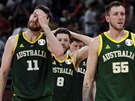 Australtí basketbalisté smutní po poráce s Francií.