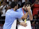 Facundo Campazzo (vlevo) utuje svého argentinského spoluhráe Nicoláse...