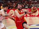 panlský rozehráva Sergio Llull (vpravo) obchází Nicoláse Laprovittolu z...