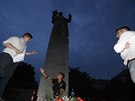 K soše Koněva na pražském náměstí Interbrigadistů se v pondělí v podvečer...