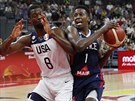 Frank Ntilikina z Francie (vpravo) u míe, vlevo je americký basketbalista...