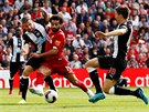 Liverpoolský forvard Mohamed Salah se prodírá obranou Newcastlu United. Vlevo...