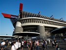 Fanouci se scházejí ped stadionem San Siro, na kterém se odehraje utkání Ligy...