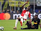 OSTRÝ ZÁKROK. Kwadwo Asamoah z Interu Milán fauluje slávistu Ibrahima Traorého....