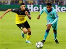 Anssumane Fati z Barcelony uniká Achrafu Hakimimu, obránci Borussie Dortmund.