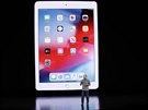Viceprezident Applu Greg Joswiak pedstavuje nový iPad. Jeho vzhled se od druhé...