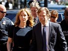 Felicity Huffmanová a její manel William H. Macy picházejí k soudu (Boston,...