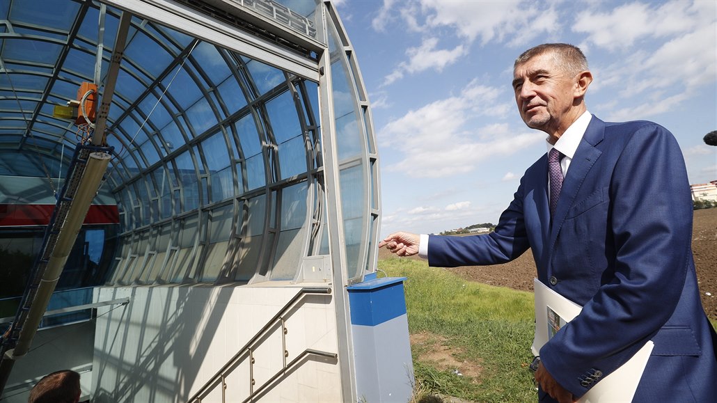 Babi� si v úterý prohlí�el vytipované pozemky pro stavbu vládní �tvrti u metra...