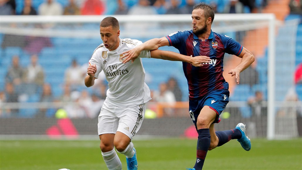 Eden Hazard z Realu Madrid (vlevo) vede balon v utkání proti Levante. Stíhá jej...