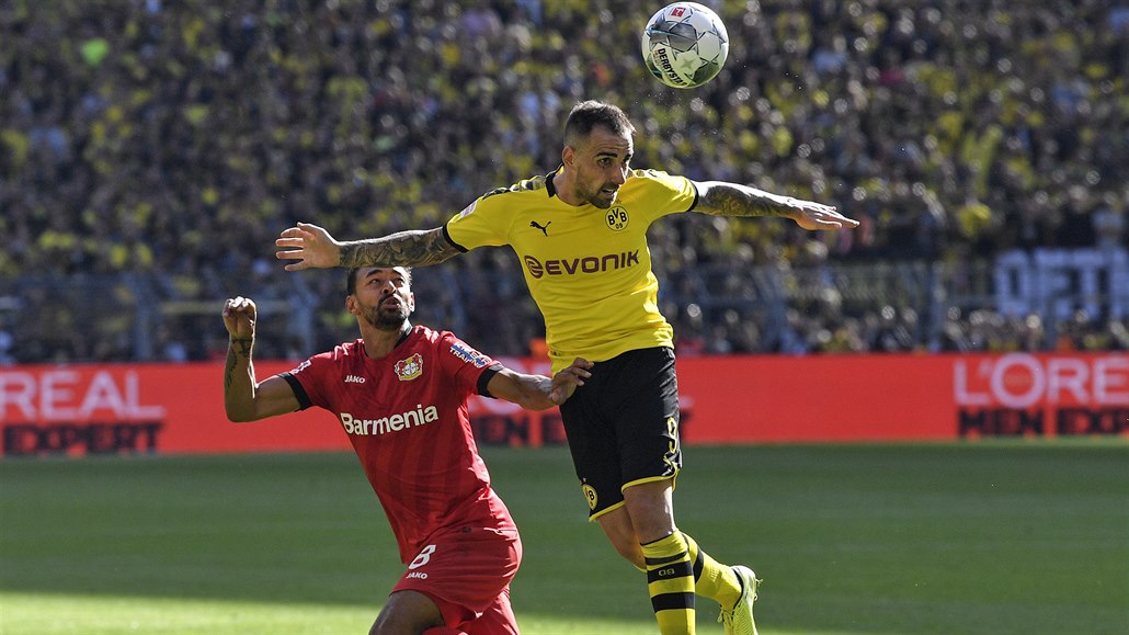 Paco Alcacer z Dortmundu (ve žlutém) hlavi&#269;kuje v utkání proti...