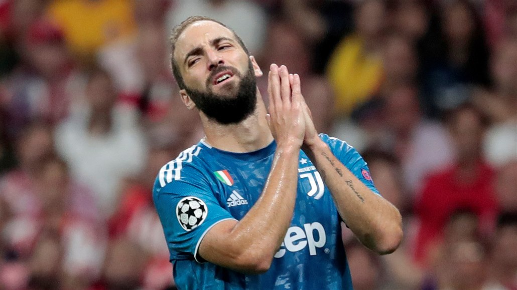Gonzalo Higuaín (Juventus Turín) zpytuje sv�domí po promarn�né �anci.