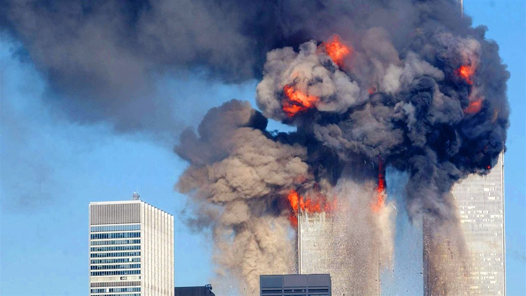 Hoící ve newyorského World Trade Centra po nárazu civilních letadel. (11....