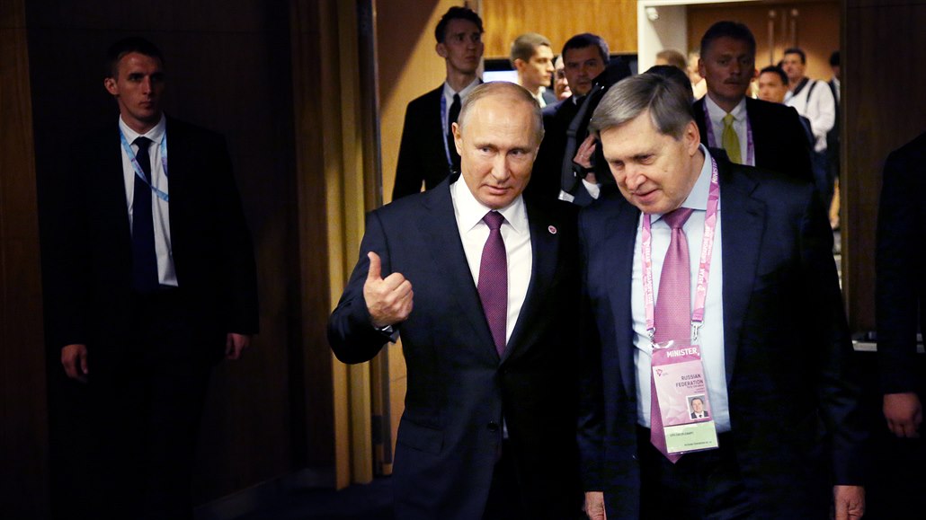 Ruský prezident Vladimir Putin hovoí se svým poradcem pro zahraniní politiku...