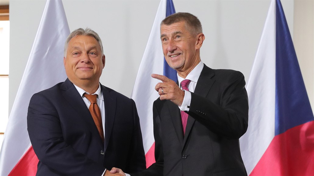 Andrej Babi pivítal v Praze premiéry zemí V4, na snímku je s Viktorem Orbánem...
