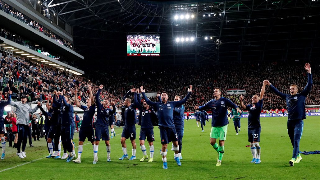 Slovenští fotbalisté se radují z vítězství ve vypjatém utkání evropské...