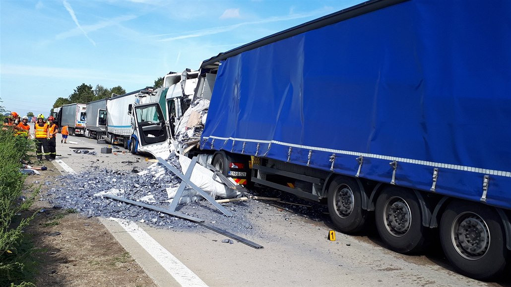 Dvě nehody kamionů ochromily D2 na Brno, byla zavřená několik hodin -  iDNES.cz