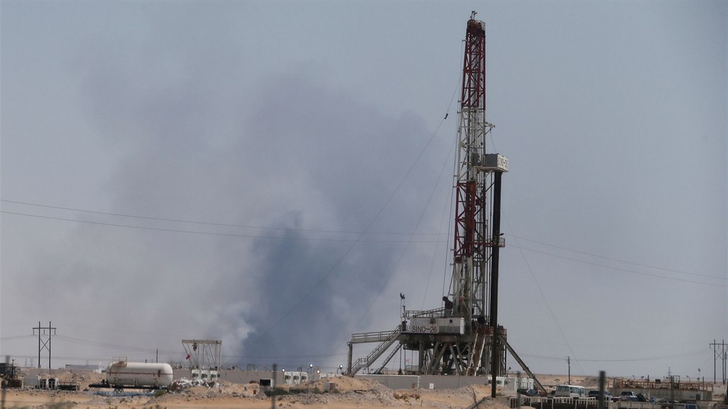Kou ze zasaeného ropného zaízení v saúdskoarabském Abkajku (14. záí 2019)