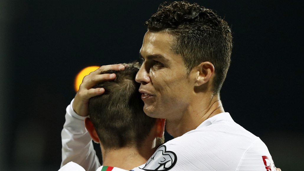 Cristiano Ronaldo (vpravo) se raduje se spoluhráčem z jednoho z gólů v duelu s...