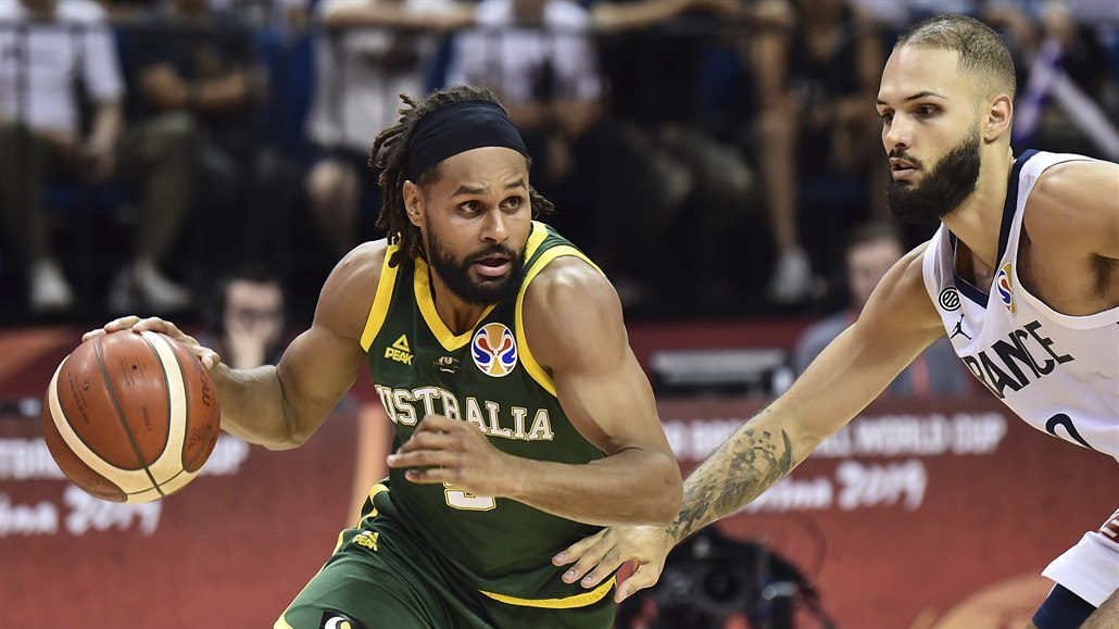 Australský rozehráva� Patty Mills (zleva) obchází Evana Fourniera z Francie.