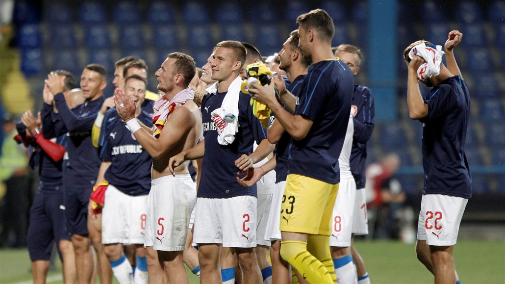 Čeští fotbalisté děkují fanouškům po vítězném utkání (3:0) v Černé Hoře.