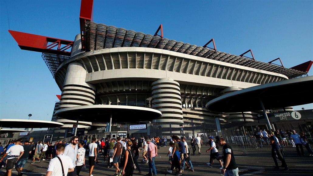 Fanoušci se scházejí před stadionem San Siro, na kterém se odehraje utkání Ligy...