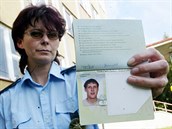 Policejní mluvčí Eva Sichrová ukazuje pas uneseného Stanislava Brunclíka