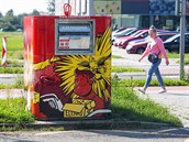 Na olomouckém sídli�ti nov� stojí kontejner na elektroodpad. Zdobí ho dominanty...