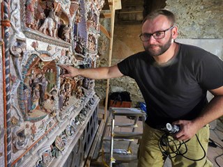 Restaurátor Michal Raušer u bohatě zdobených kamen regionálního sochaře a...