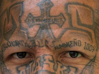 Člen gangu MS-13 navštěvuje program ve věznici Chalatenango, který má zločince...