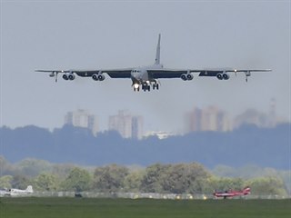 Americký bombardér B-52 na mošnovském letišti