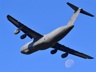 Americký transportní letoun C-5M SuperGalaxy na mošnovském letišti
