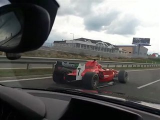 Policie pátrá po řidiči formule, který se proháněl po dálnici D4