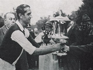 Kapitán Slavie Ferdinand Daučík přebírá v roce 1938 v Budapešti trofej pro...