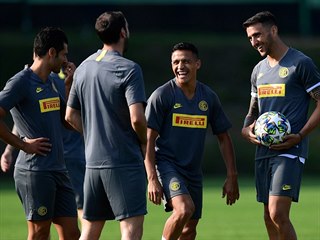 Vysmátý Alexis Sánchez (druhý zprava), jedna z největších hvězd...
