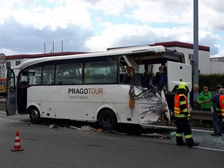V Brně se srazil autobus s nákladním autem. Zranilo se osm lidí.