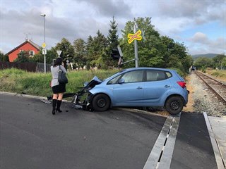Na přejezdu v Chomutově narazila do měřícího vozu řidička osobního automobilu.